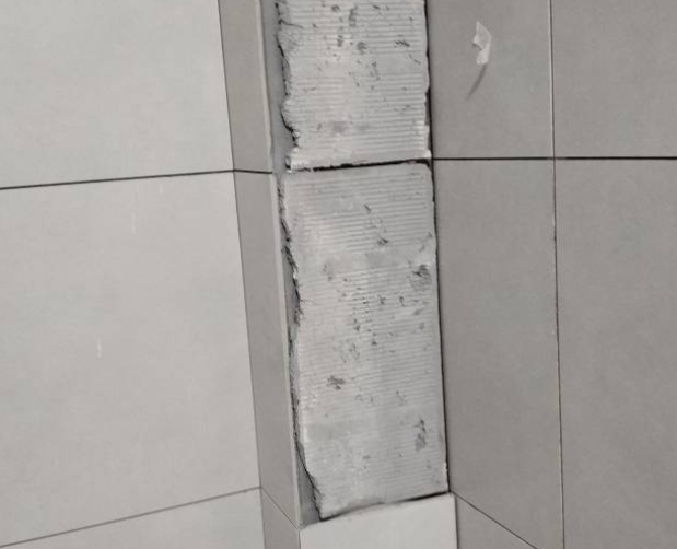 尧都瓷砖空鼓维修公司分享下瓷砖施工前基层浇水润湿程度不足，可能导致以下问题